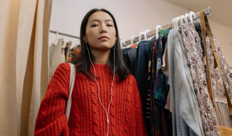 İstiklal Caddesi’nde genç kadının yaptığını gören şaştı kaldı!